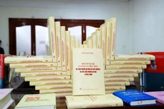 Party General Secretary Nguyen Phu Trong's book titled “Some theoretical and practical issues on socialism and the path towards socialism in Vietnam”. (Photo: VNA)