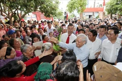 Party General Secretary Nguyen Phu Trong joins residents of Thuong Dien village, Vinh Quang commune, Vinh Bao district in the Great National Solidarity Festival of Hai Phong city on November 15, 2017 (Photo: VNA)