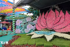 A giant lotus shaped by 10,000 lotus flowers at the Hanoi Lotus Festival (Photo: VNA)