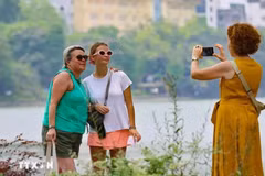 Weekly highlights: Vietnam welcomes over 8.8 million foreign tourists in H1