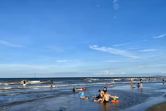 Xuan Thanh beach attracts tourists