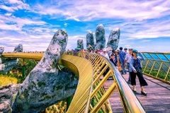 Da Nang gifts 5,000 service vouchers to visitors