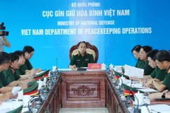Deputy Chief of the General Staff of the Vietnam People's Army Senior Lieutenant General Phung Si Tan chairs a working session with relevant units. (Photo: VNA) 