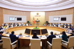 Prime Minister Pham Minh Chinh chairs the Government's monthly regular meeting on December 7. (Photo: VNA)