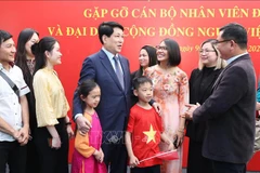 State President Luong Cuong meets with representatives of the Vietnamese community in Chile. (Photo: VNA)