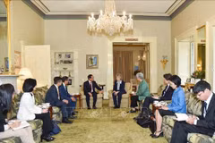 Deputy Prime Minister and Minister of Foreign Affairs Bui Thanh Son (left) meets with Governor of South Australia Frances Adamson. (Photo: VNA)
