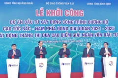 Prime Minister Pham Minh Chinh and representatives from ministries, agencies and localities press the button to kick off construction on the Quang Ngai - Hoai Nhon section of the eastern North-South expressway. (Photo: VietnamPlus)