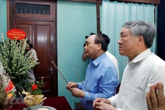 Prime Minister offers incense in tribute to late President