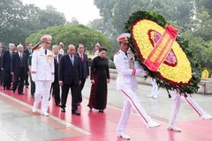 Leaders pay tribute to martyrs, President Ho Chi Minh