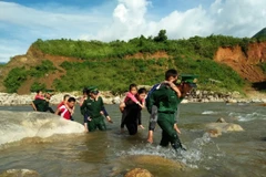 Lai Chau border force presents scholarships to poor students