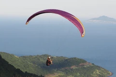 Paragliders to fly over Ly Son Island