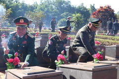 Cambodian armed forces delegation visits martyrs’ cemetery in Gia Lai