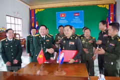 Armed forces of Vietnamese, Cambodian localities step up ties 