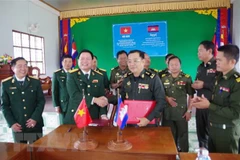 Armed forces of Vietnamese, Cambodian localities step up ties 