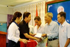 Gifts presented to Overseas Vietnamese in Cambodia