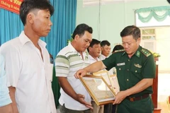 Vietnamese fishermen awarded for saving Philippine sailors 