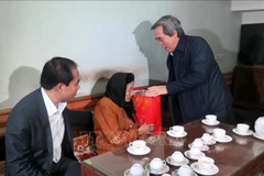 Party official presents gifts to policy beneficiaries in Tuyen Quang