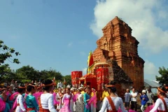 Binh Thuan leaders extend greetings to Cham Brahman community on Kate Festival