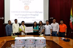 Vietnamese in Myanmar support flood-hit residents in Mon state
