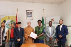 Vietnam Buddhist Sangha presents rice to Mozambique