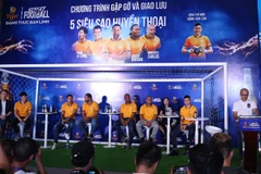 Vietnamese fans meet football legends in HCM City