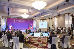 ASEAN leaders talk global, regional issues at retreat session