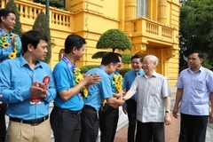 Party, State leader meets outstanding trade union leaders, officials