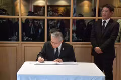 Foreign officials pay respect to former leader at overseas ceremonies