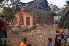 Five killed in 6.9-magnitude quake in Indonesia 