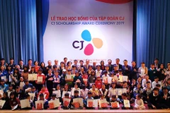 Korean group grants scholarships to poor students in Lam Dong