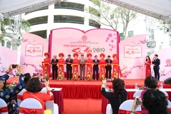 Hanoi: Various activities invite visitors to Spring Book Street