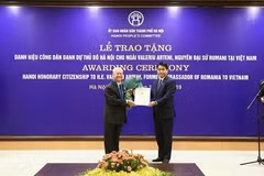 Hanoi presents honorary citizenship title to former Romanian Ambassador