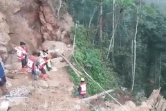 Indonesia: dozens buried in mining collapse 