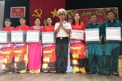 Tet gifts presented to soldiers on Song Tu Tay island