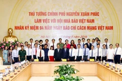 PM asks press to intensify fight against fake news