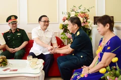 Hanoi presents gift packages to social policy beneficiaries 