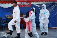 Malaysia closes hundreds of schools due to toxic fumes