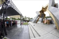 Quang Tri: gifts presented to social policy beneficiaries 