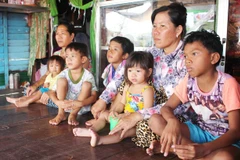 Needy Vietnamese in Cambodia receive gifts 