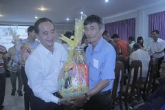 Tet gifts reach hands of poor overseas Vietnamese, Cambodians