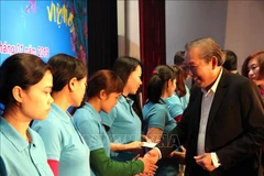 Party, State leaders present Tet gifts to disadvantaged people 