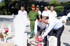 Prime Minister offers incense to commemorate fallen soldiers in Quang Tri