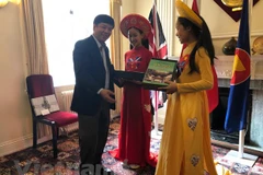 Officials on Overseas Vietnamese Affairs visit UK