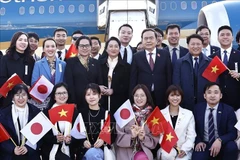 At the farewell ceremony for National Assembly (NA) Chairman Tran Thanh Man (standing, first row, fifth from left), his spouse and the high-ranking delegation of the NA at Nagasaki airport. (Photo: VNA)