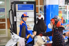 The price of E5RON92 bio-fuel increases by 996 VND to no more than 19,846 VND (0.8 USD) per litre (Photo: VNA)