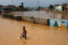 Indonesia: Thousands evacuated from Jakarta over floods