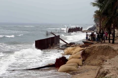 Tra Vinh to build embankments to protect local coast