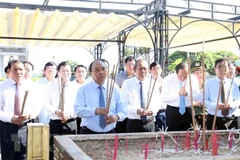Prime Minister pays tribute to martyrs in Quang Tri