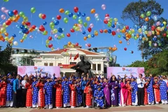 100 couples join collective wedding in HCM City