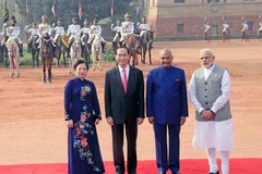 Gun salute welcomes President Tran Dai Quang in New Delhi
